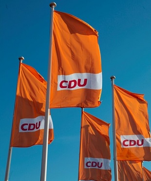 Flaggen der CDU vor blauem Himmel