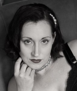 schwarz-weiß Portrait von Lydia mit dunklem Lippenstift und Perlen im Haar